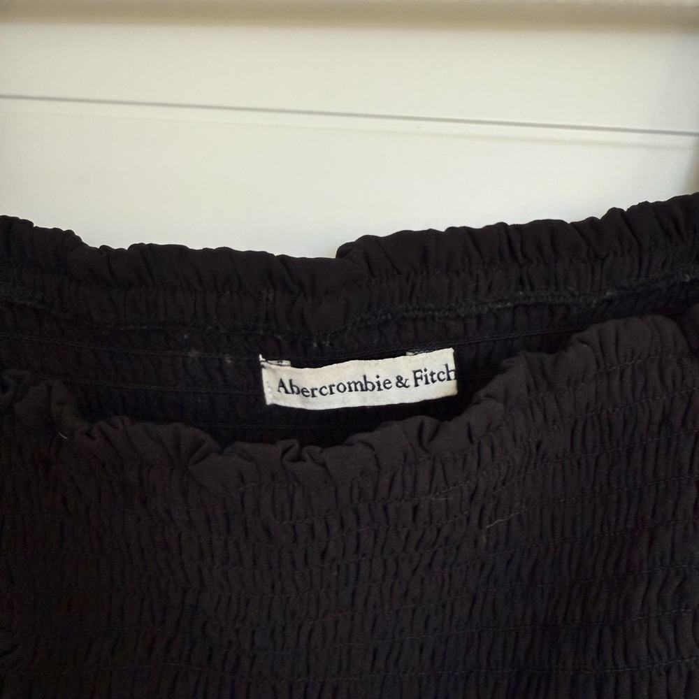 ✨ For Sale: Abercrombie & Fitch Black Smocked Puff Sleeve Top - Size Small ✨ - Picture 2 of 2
